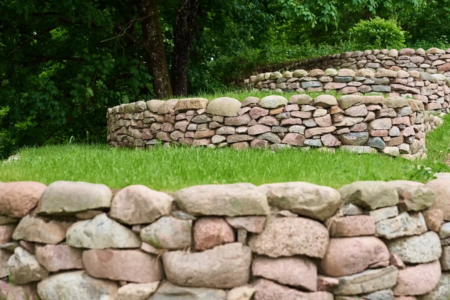 The Aesthetic Appeal of Using Native Rocks for Retaining Walls